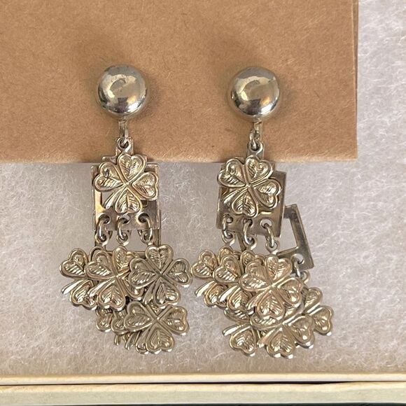 Fun and Unique Vintage Gold Tone Four Leaf Clover Dangle Earrings w/ Screw Backs - Picture 4 of 4